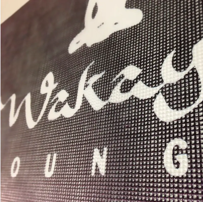 lona-impresa-microperforada-mesh-3 ejemplo de lona microperforada ampliada en la que se puede ver ampliado el diseño